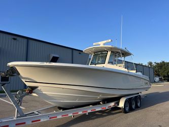 33' Boston Whaler 2016 Yacht For Sale